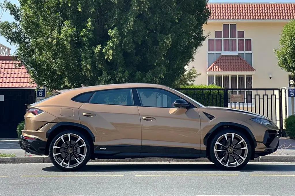 Lamborghini urus S 2024  (2).webp